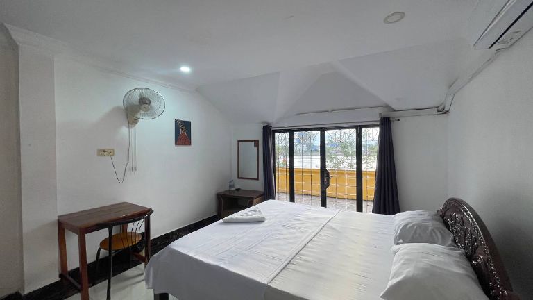 Twin Room with Shared Balcony image 1