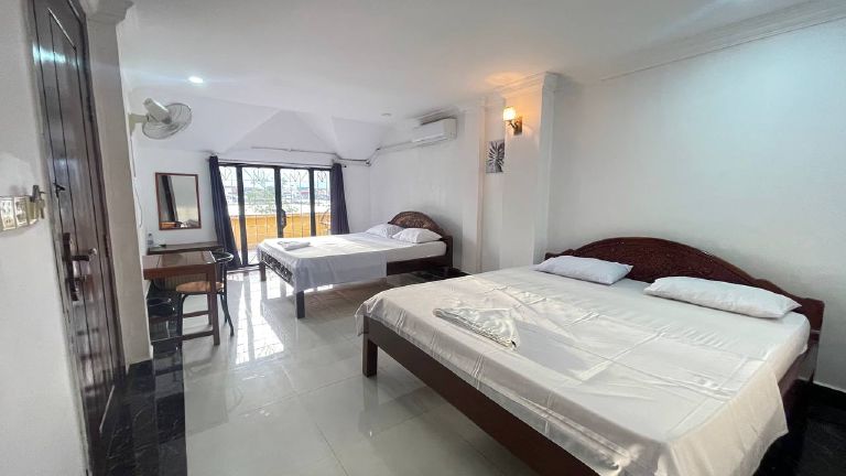 Twin Room with Shared Balcony image 2